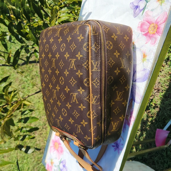 `ღ´- ♥ -`EXCELLENT CONDITION Authentic Louis Vuitton Excursion Bag `ღ´- ♥ -`ღ´-♥ - Picture 4 of 16